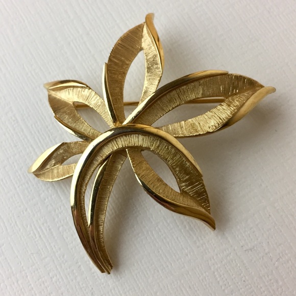 Vintage Trifari Gold Tone Leaf Brooch - Picture 2 of 8